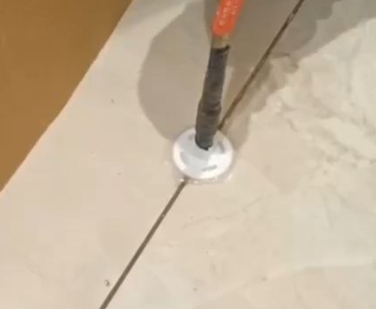 连云港瓷砖空鼓维修公司专业解答瓷砖在铺贴过程中，如果没有涂抹均匀到位的粘结材料（如水泥砂浆或瓷砖胶），可能会导致以下问题
