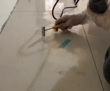 连云港瓷砖开裂维修公司专业分享瓷砖在铺贴前如果没有沥干水分，将会导致以下问题